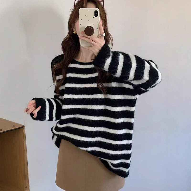 Pulover tricotat, model dungi, guler rotund, mâneci lungi, croială lejeră