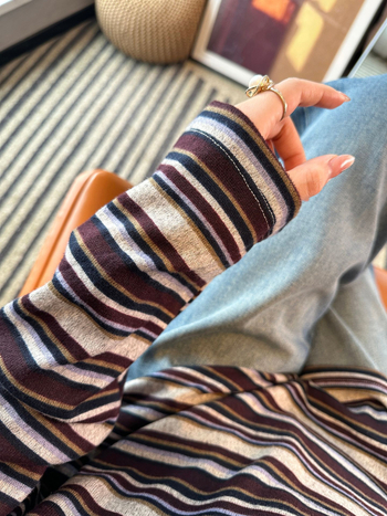 Tricou cu mâneci lungi, dungi, guler rotund, croială lejeră (polyester 95% / spandex 5%, model pe dungi, mâneci lungi, guler rotund, croială lejeră)