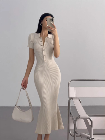 Rochie tricot polo cu guler polo, siluetă sirena, lungă, mâneci scurte, talie înaltă