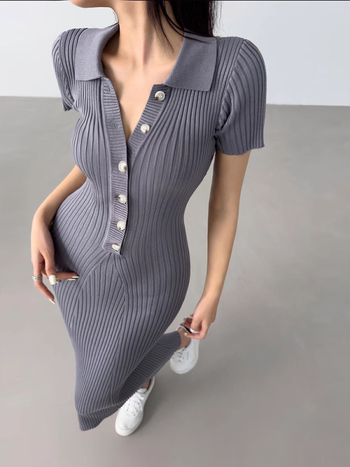 Rochie tricot polo cu guler polo, siluetă sirena, lungă, mâneci scurte, talie înaltă