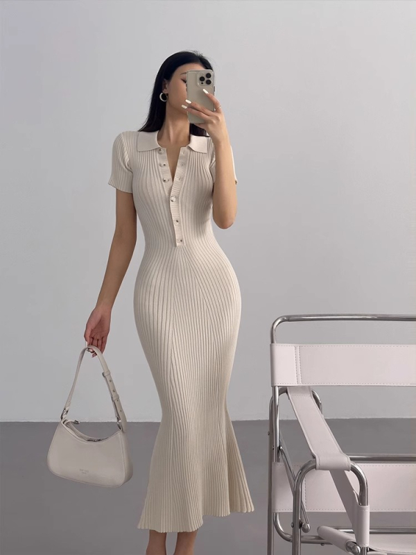 Rochie tricot polo cu guler polo, siluetă sirena, lungă, mâneci scurte, talie înaltă