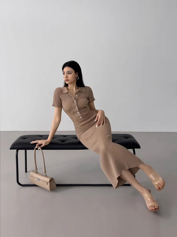 Rochie tricot polo cu guler polo, siluetă sirena, lungă, mâneci scurte, talie înaltă