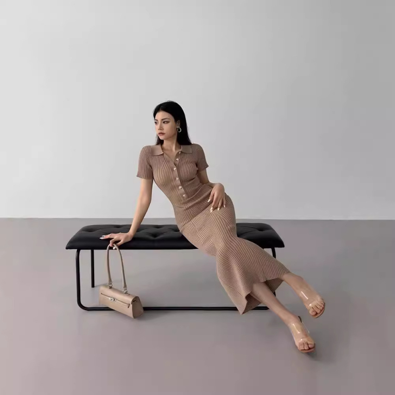 Rochie tricot polo cu guler polo, siluetă sirena, lungă, mâneci scurte, talie înaltă