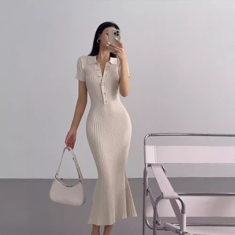 Rochie tricot polo cu guler polo, siluetă sirena, lungă, mâneci scurte, talie înaltă