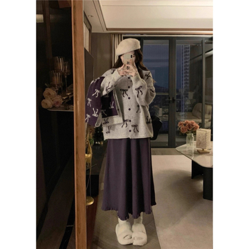 Pulover tricotat cu model funda, din fir Core-Spun cu elastan, decolteu rotund, mâneci lungi, broderie decorativă