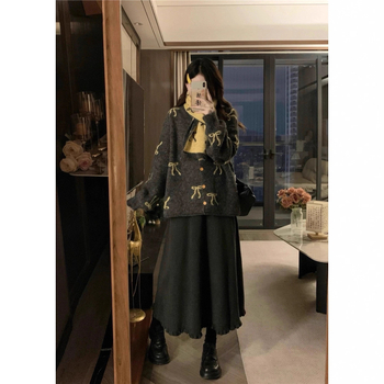 Pulover tricotat cu model funda, din fir Core-Spun cu elastan, decolteu rotund, mâneci lungi, broderie decorativă