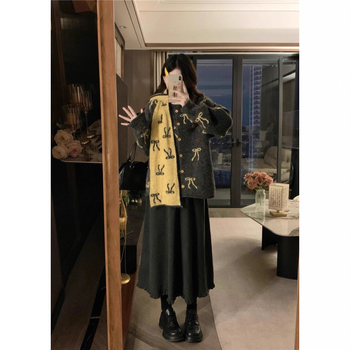 Pulover tricotat cu model funda, din fir Core-Spun cu elastan, decolteu rotund, mâneci lungi, broderie decorativă