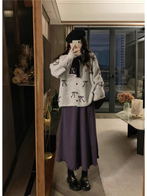 Pulover tricotat cu model funda, din fir Core-Spun cu elastan, decolteu rotund, mâneci lungi, broderie decorativă