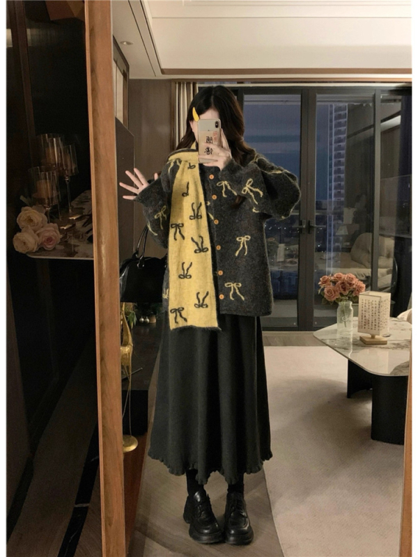 Pulover tricotat cu model funda, din fir Core-Spun cu elastan, decolteu rotund, mâneci lungi, broderie decorativă