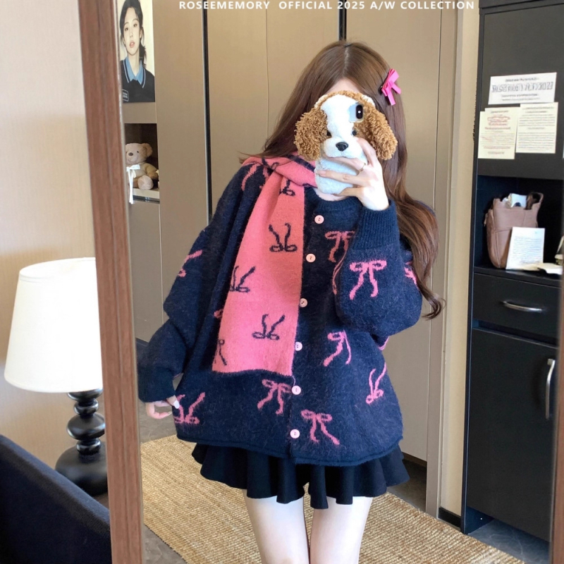 Pulover tricotat cu model funda, din fir Core-Spun cu elastan, decolteu rotund, mâneci lungi, broderie decorativă