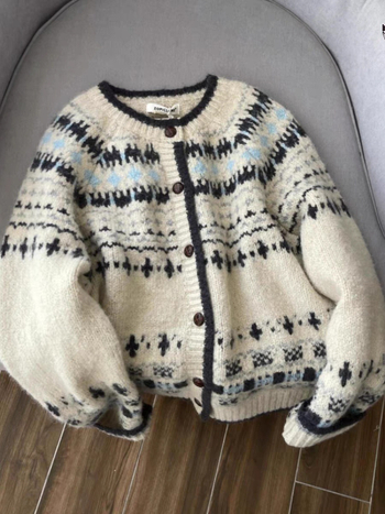 Cardigan din tricot de cașmir artificial, textură densă, guler rotund, mâneci lungi, lungime normală 50–65 cm