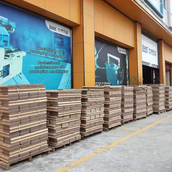 L-alakú kraftpapír sarokvédő; nyomtatott logó; formázás és préselés géppel; védi a széleket és a palettát