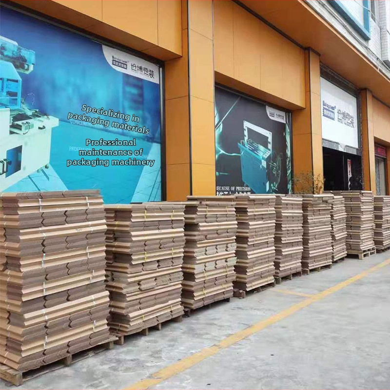 L-tvarovaný ochranný roh z kraftového papiera; s tlačeným logom; formovanie a lisovanie strojom; chráni okraje a paletové balenie