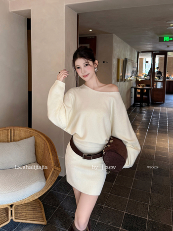 Kootud sviiter diagonaalse kaelusega, pikad varrukad, sale lõige, akrüül-nailon segust