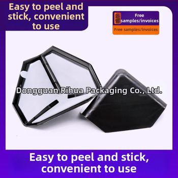 Tri v jednom rohové ochrany z kartónu a plastu s lepiacou zadnou stranou, bez pásky, určené na prepravu tovaru