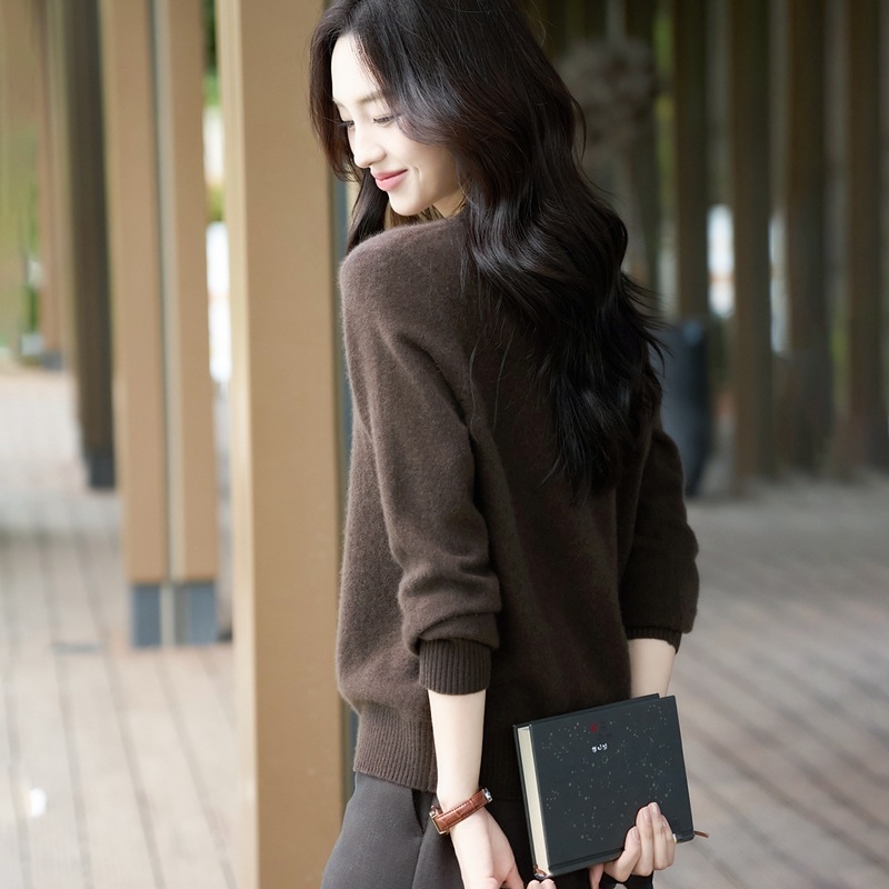 Vyšívaný sveter z čistej vlny, 95% vlna, okrúhly výstrih, dlhé rukávy