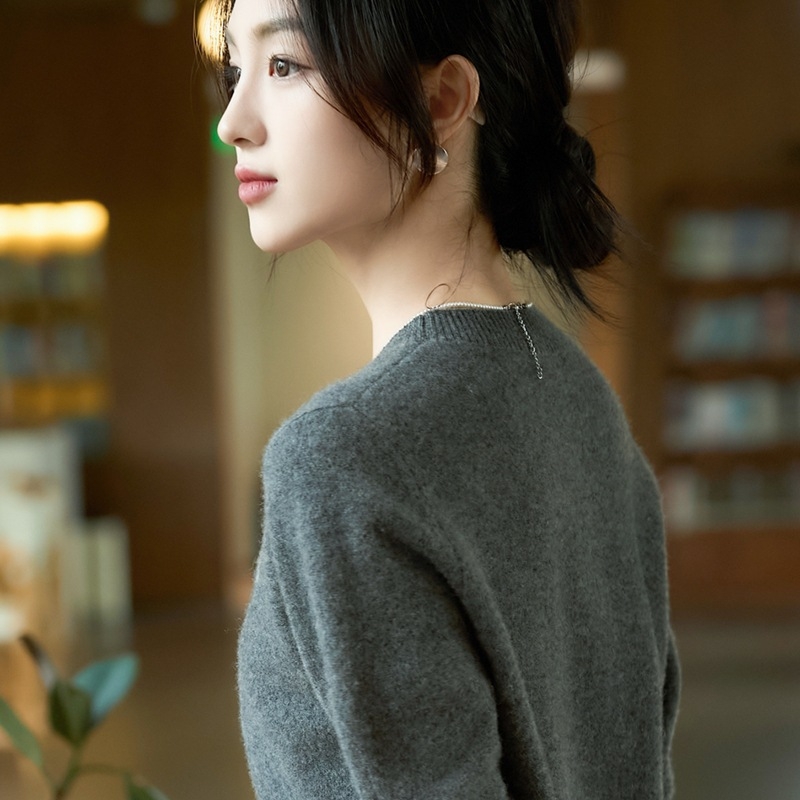 Vyšívaný sveter z čistej vlny, 95% vlna, okrúhly výstrih, dlhé rukávy