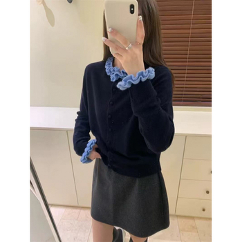 Cardigan tricotat cu guler rotund, croială lejeră, mâneci lungi, nasturi pe un rând, model cu blocuri