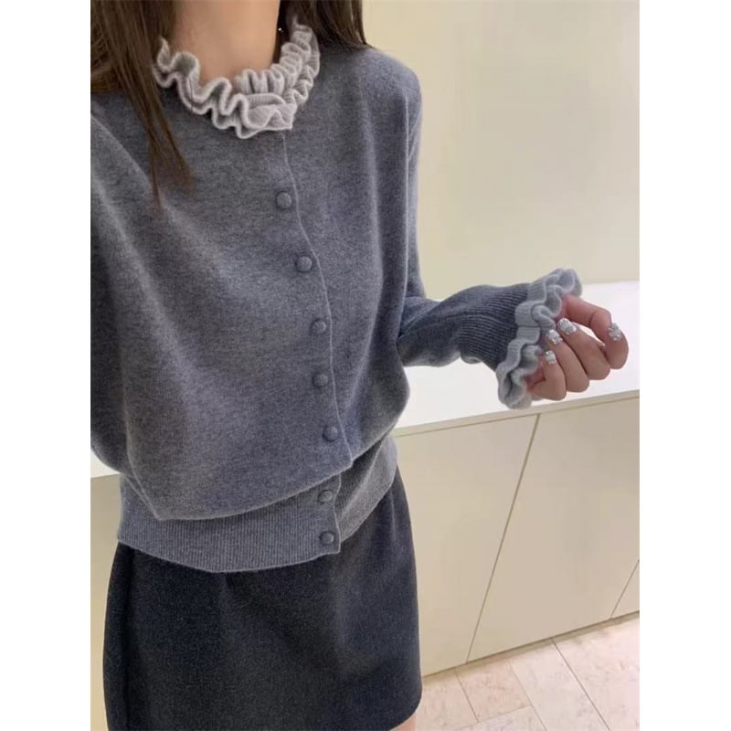 Cardigan tricotat cu guler rotund, croială lejeră, mâneci lungi, nasturi pe un rând, model cu blocuri