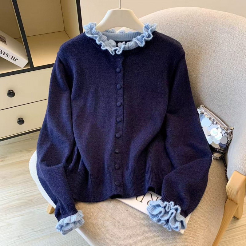 Cardigan tricotat cu guler rotund, croială lejeră, mâneci lungi, nasturi pe un rând, model cu blocuri