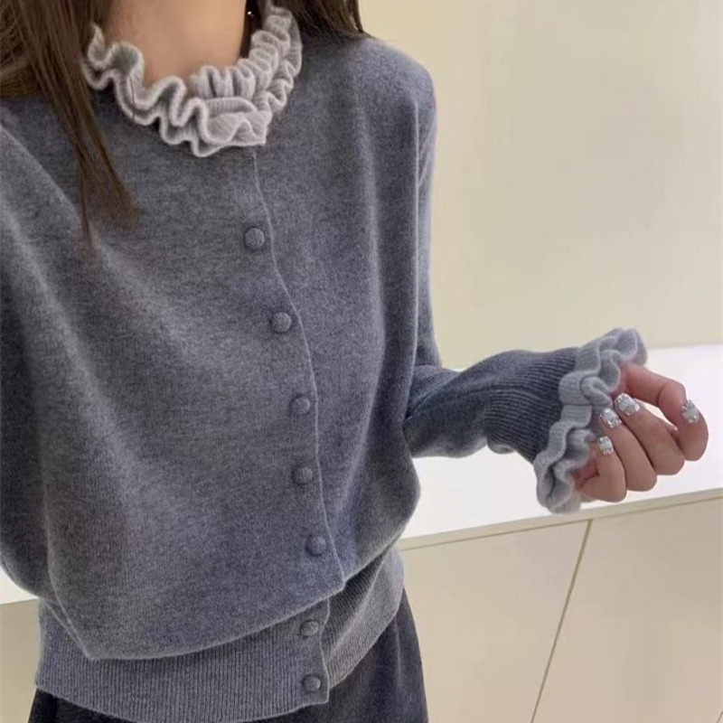 Cardigan tricotat cu guler rotund, croială lejeră, mâneci lungi, nasturi pe un rând, model cu blocuri