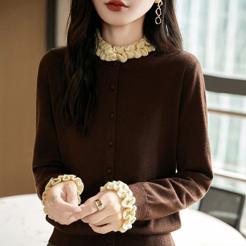 Cardigan tricotat cu guler rotund, croială lejeră, mâneci lungi, nasturi pe un rând, model cu blocuri