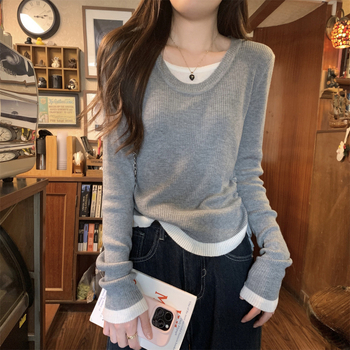 Pulover tricotat cu set fals din două părți, guler rotund, mâneci lungi, croială slim, grosime medie