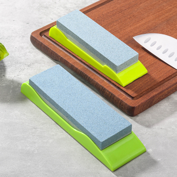 Brúsny kameň na nože – korund; Funkcia: brúsenie; Použitie: brúsenie tupých nožov; Zrnitosť 240/320; Protisklzová gumová podlaha