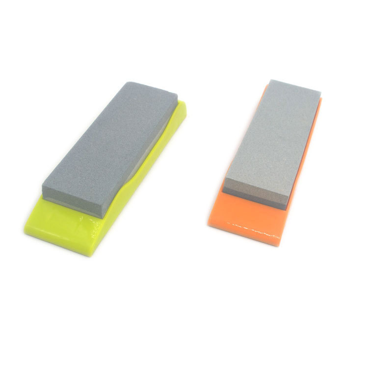 Brúsny kameň na nože – korund; Funkcia: brúsenie; Použitie: brúsenie tupých nožov; Zrnitosť 240/320; Protisklzová gumová podlaha