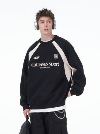 Pulover cu aplicații de litere în stil american, guler rotund, croială lejeră, mâneci lungi, bumbac 60% / poliester 40%.