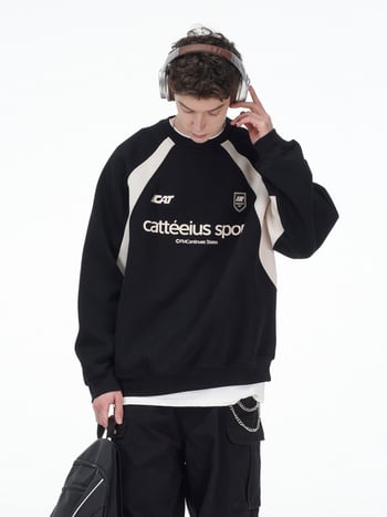 Pulover cu aplicații de litere în stil american, guler rotund, croială lejeră, mâneci lungi, bumbac 60% / poliester 40%.