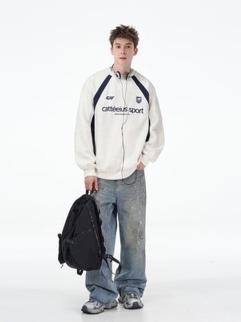 Pulover cu aplicații de litere în stil american, guler rotund, croială lejeră, mâneci lungi, bumbac 60% / poliester 40%.