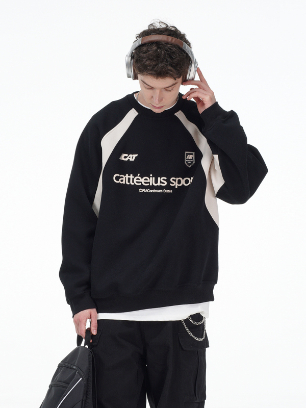 Pulover cu aplicații de litere în stil american, guler rotund, croială lejeră, mâneci lungi, bumbac 60% / poliester 40%.