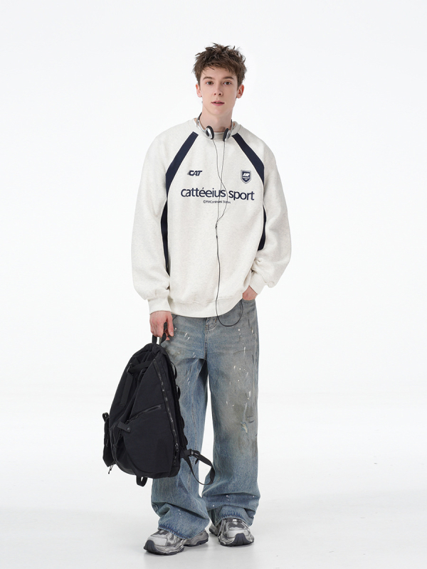 Pulover cu aplicații de litere în stil american, guler rotund, croială lejeră, mâneci lungi, bumbac 60% / poliester 40%.