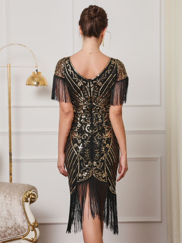 Коктейлна рокля в ретро стил с къси ръкави, дълбоко V-образно деколте и средна дължина на полата; полиестерен плат 90–95% и спандекс под 30%, бродерия с пайети по мрежеста тъкан и пискюли