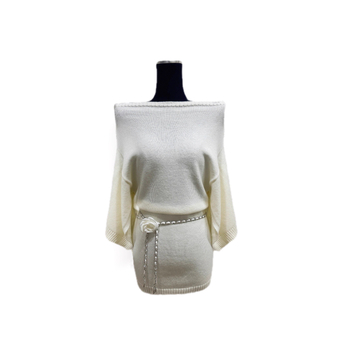 Rochie tricotată pe un umăr, croială slim, din fir cu nucleu și 30–50% elastan.