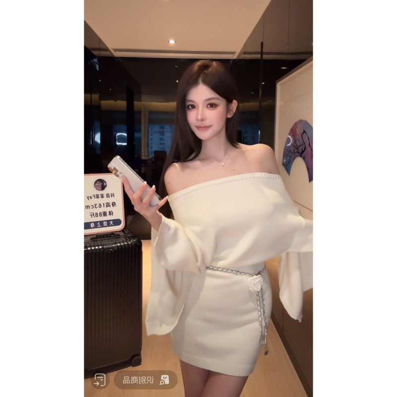 Rochie tricotată pe un umăr, croială slim, din fir cu nucleu și 30–50% elastan.