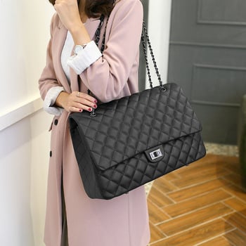 PU anyagú crossbody táska romboid quilt mintázattal, vízszintes négyszögletes forma, kapocsos záródás, belső cipzáras zseb
