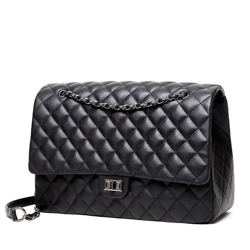 PU anyagú crossbody táska romboid quilt mintázattal, vízszintes négyszögletes forma, kapocsos záródás, belső cipzáras zseb