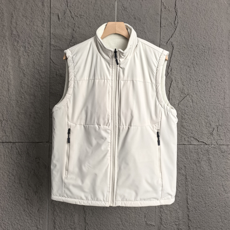 Obojstranná pánska fleecová vesta s stojacim golierom, zips, úzky strih, 3D patch vrecká