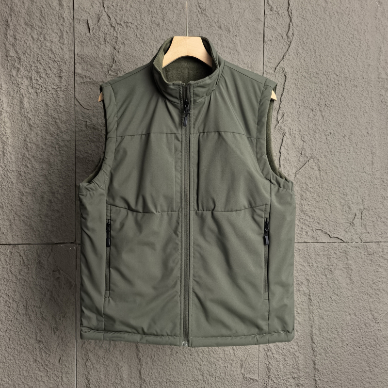 Obojstranná pánska fleecová vesta s stojacim golierom, zips, úzky strih, 3D patch vrecká