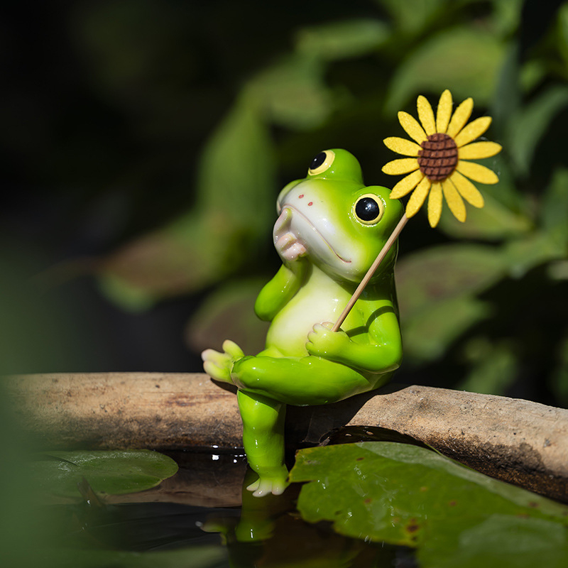 Karikatúrna žaba záhradná ozdoba — syntetická živica, exteriérová dekorácia pre záhradu, balkón alebo okraj akvária
