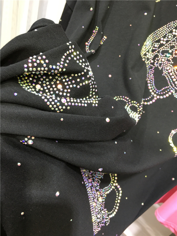 Majica od pamuka s geometrijskim uzorkom i rhinestone ukrasom, okrugli izrez, kratki rukav, srednja duljina 65–80 cm