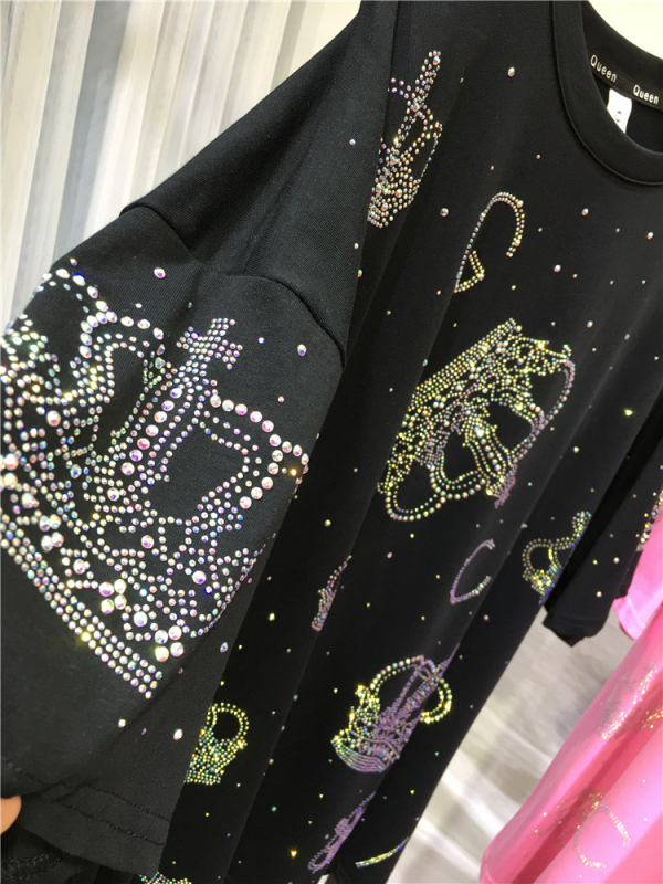 Majica od pamuka s geometrijskim uzorkom i rhinestone ukrasom, okrugli izrez, kratki rukav, srednja duljina 65–80 cm