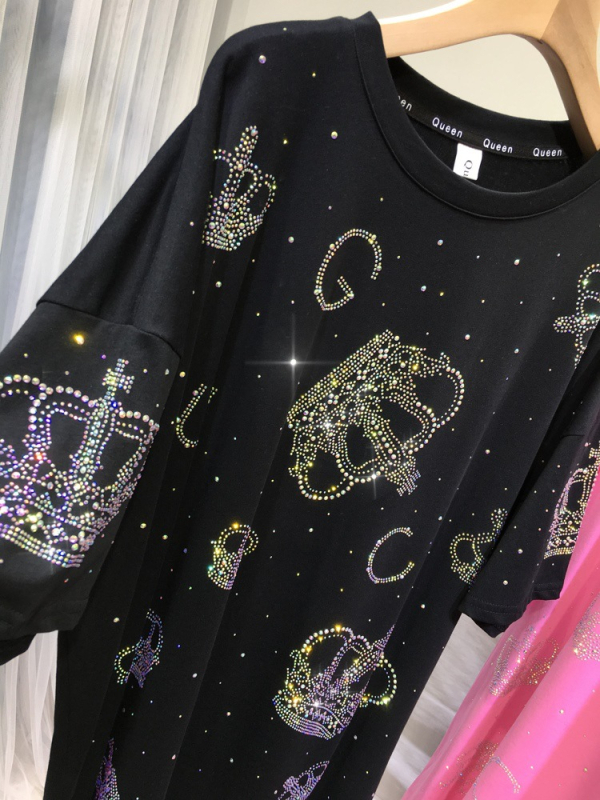 Majica od pamuka s geometrijskim uzorkom i rhinestone ukrasom, okrugli izrez, kratki rukav, srednja duljina 65–80 cm