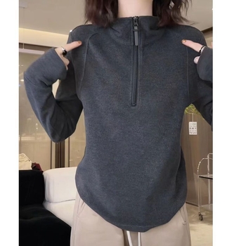 Ženski hoodie s patentnim zatvaranjem od German Terry materijala, stojeći ovratnik, dugi rukav, široki kroj, redovna duljina