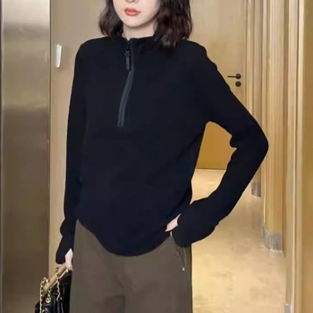Ženski hoodie s patentnim zatvaranjem od German Terry materijala, stojeći ovratnik, dugi rukav, široki kroj, redovna duljina