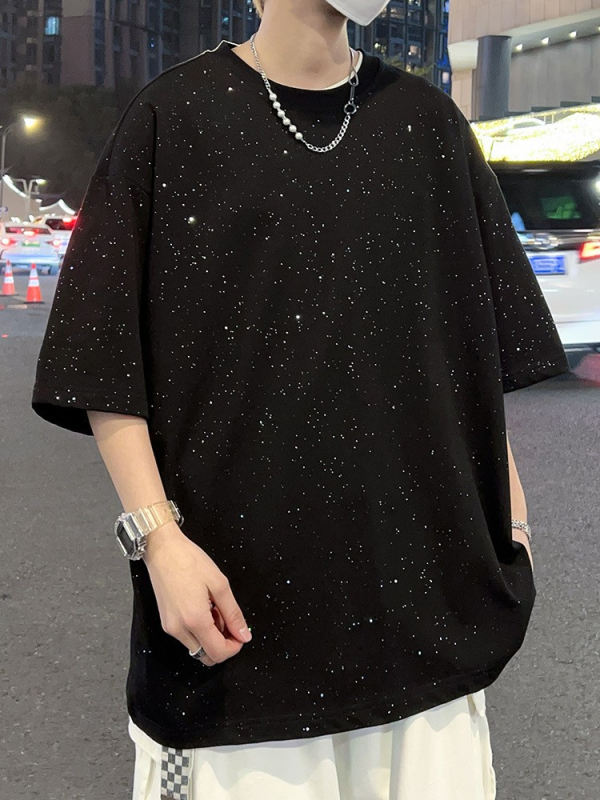 Majica kratkih rukava s all-over printom zvjezdano neba po cijeloj površini, udoban slobodan kroj, okrugli izrez, kratke rukave, poliester