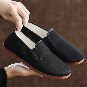 Pánske tradičné látkové topánky, okrúhla špička, bavlnená vrchná časť, nízky profil s elastickým otvorom, podrážka z hovädzej šľachy, vstrekované prevedenie, priedušné