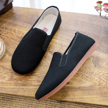 Pánske tradičné látkové topánky, okrúhla špička, bavlnená vrchná časť, nízky profil s elastickým otvorom, podrážka z hovädzej šľachy, vstrekované prevedenie, priedušné